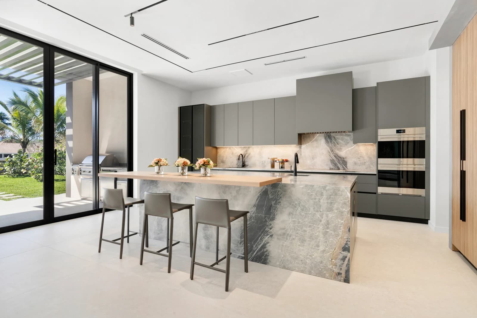 Isla de cocina junto a la terraza en 493 Holiday Drive