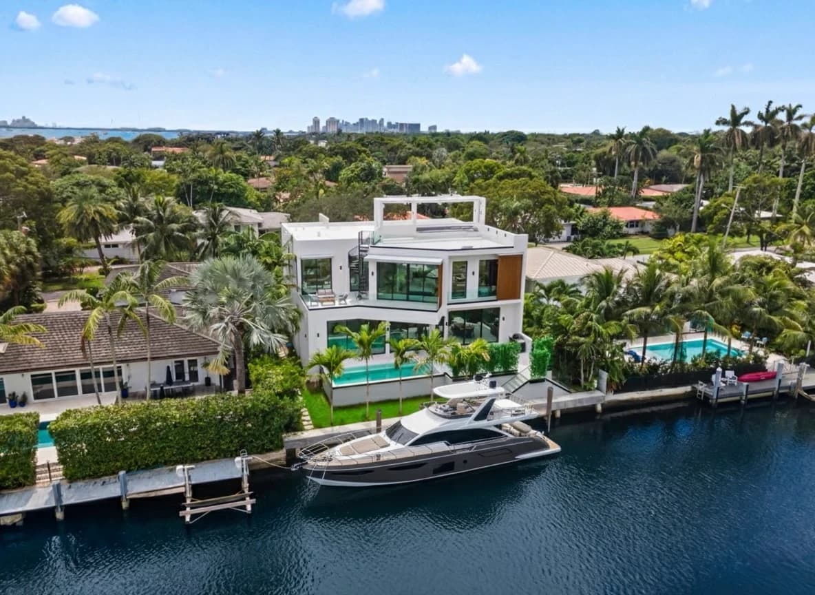 Residencia frente al agua y muelle en 1379 NE 104 Street
